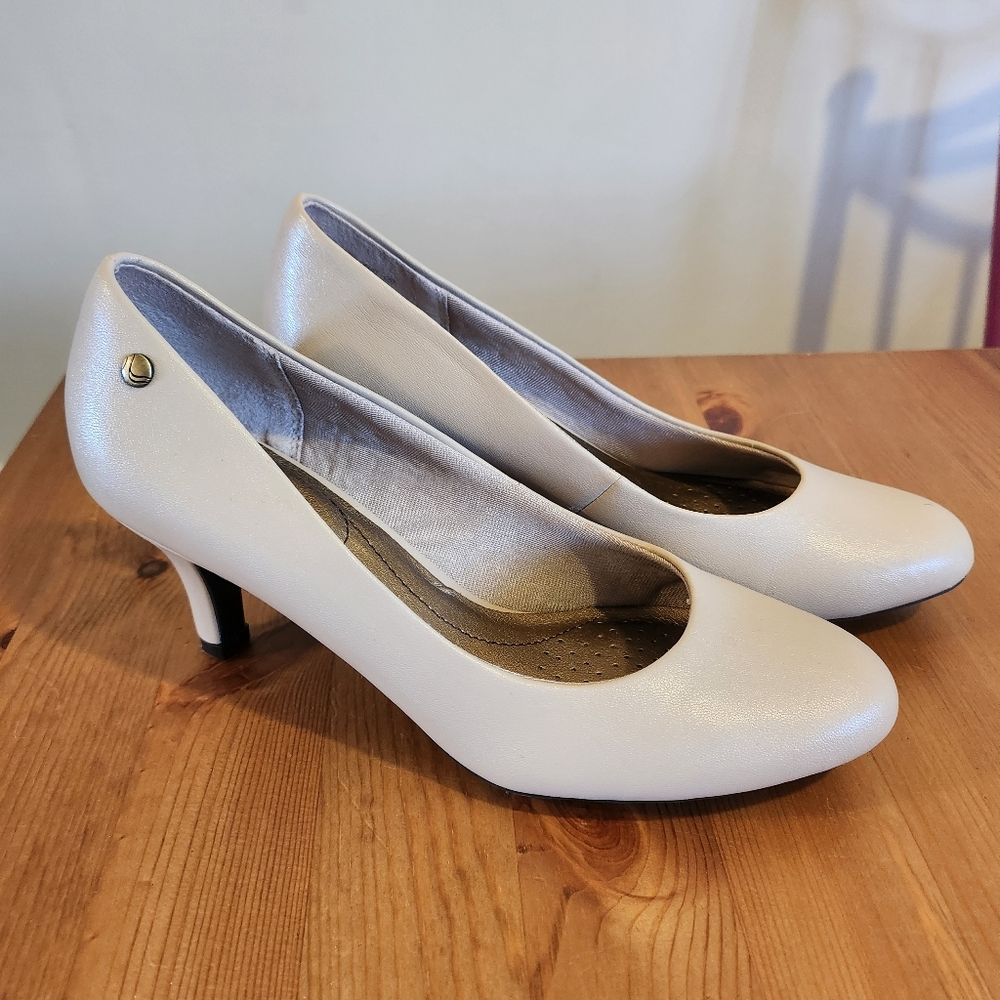 Lifestride Neutral Beige Pumps Heels in Size 7.5